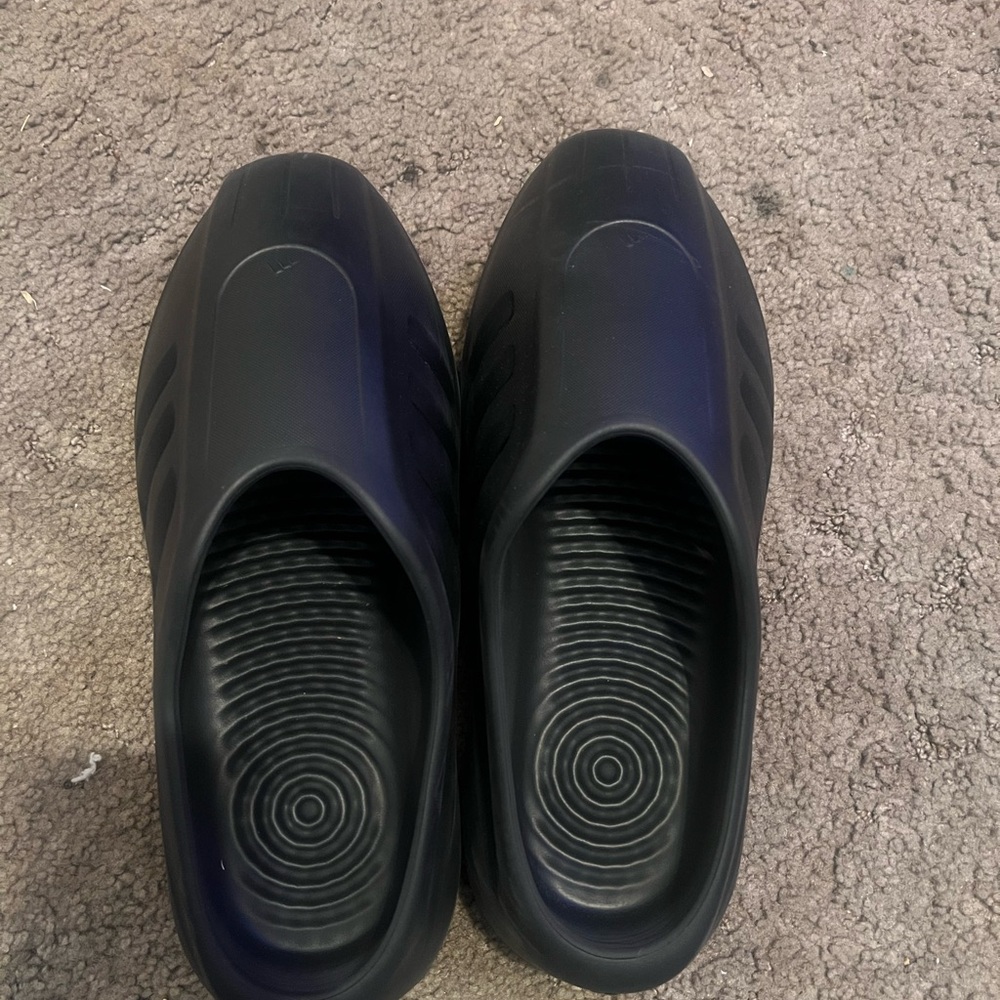 Adidas men slides/clogs
